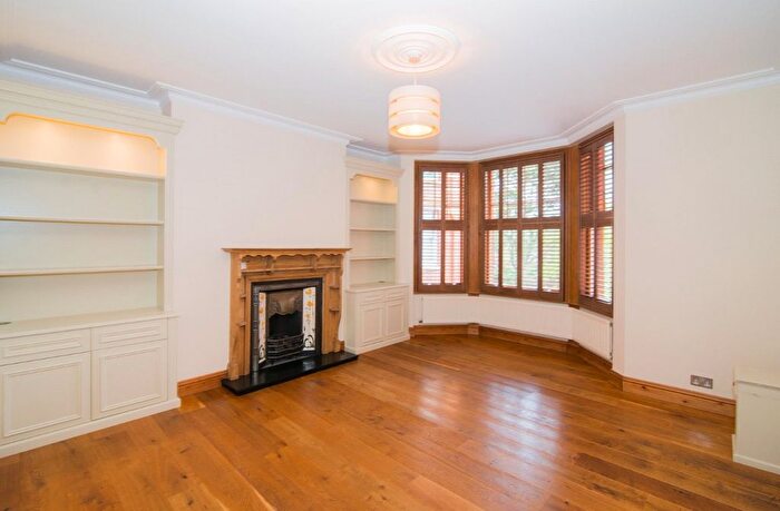 2 Bedroom Flat To Rent In Sutton Court, Fauconberg Road, W4
