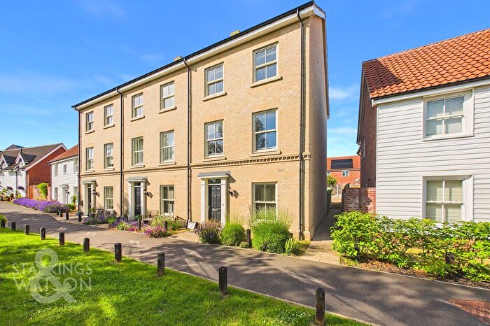 3 Bedroom End Of Terrace House For Sale In Kingfisher Mead, Wymondham, NR18