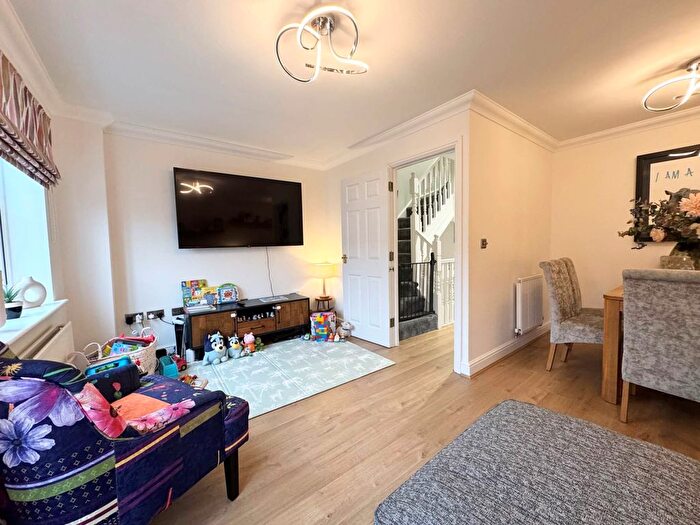 3 Bedroom End Terrace House For Sale In Coleridge Way, Borehamwood, WD6