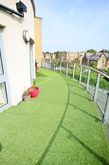 2 Bedroom Flat To Rent In Dryburgh Road, London, SW15