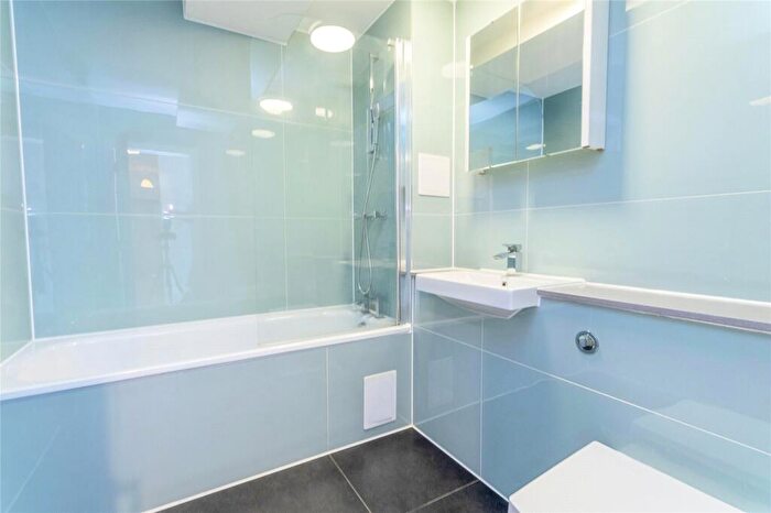 2 Bedroom Flat For Sale In Fairmeadow, Maidstone, Kent, ME14