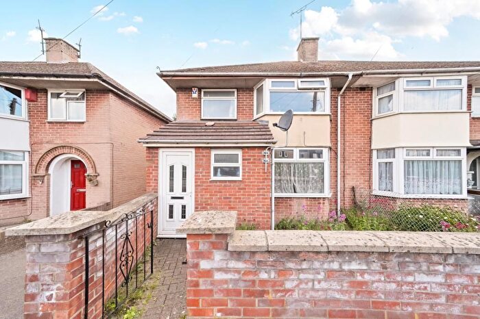 3 Bedroom Semi-Detached House To Rent In The Slade, Headington, OX3