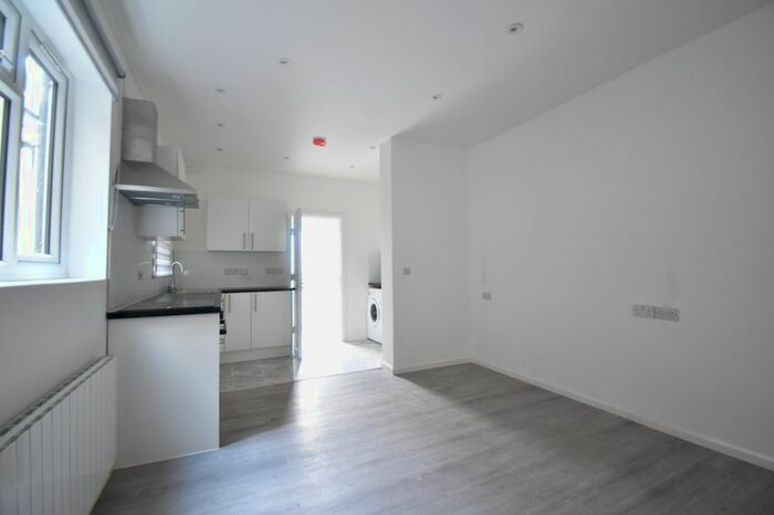Studio To Rent In West Green Road, London, N15