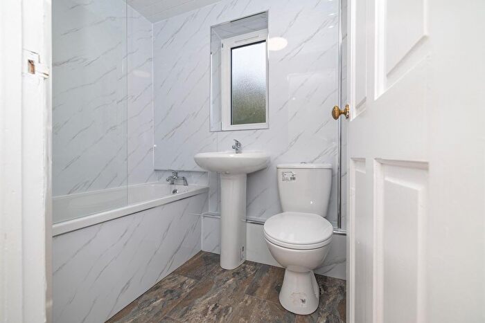 3 Bedroom Flat To Rent In Denhead Crescent, Dundee, DD2