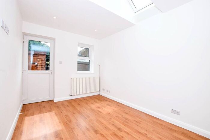 2 Bedroom Flat To Rent In Cedar Walk, Hemel Hempstead, HP3