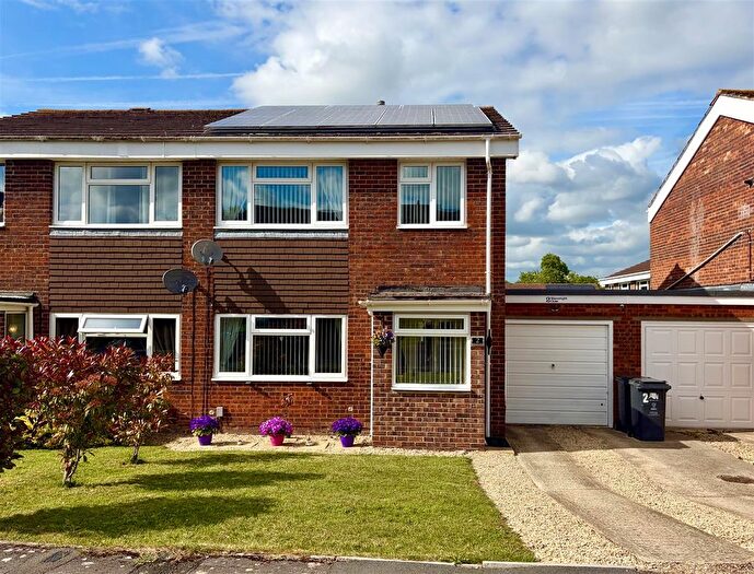 3 Bedroom Semi-Detached House For Sale In Wainwright Close, Swindon, SN3