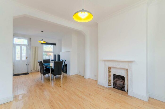 2 Bedroom House To Rent In Beulah Grove, Croydon, CR0