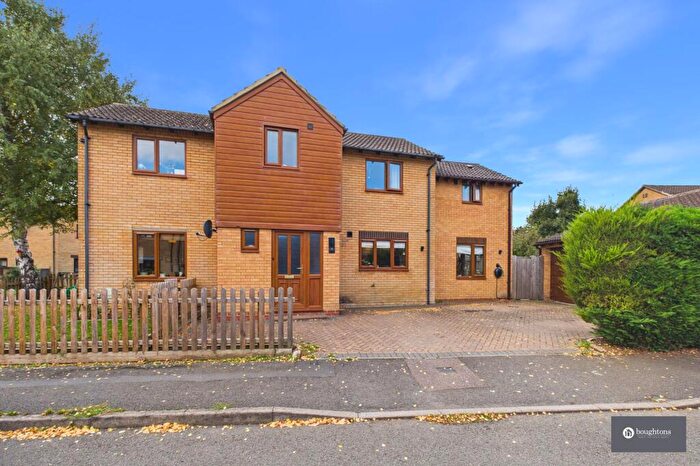 4 Bedroom Detached House For Sale In Hawthorn Drive, Brackley, NN13