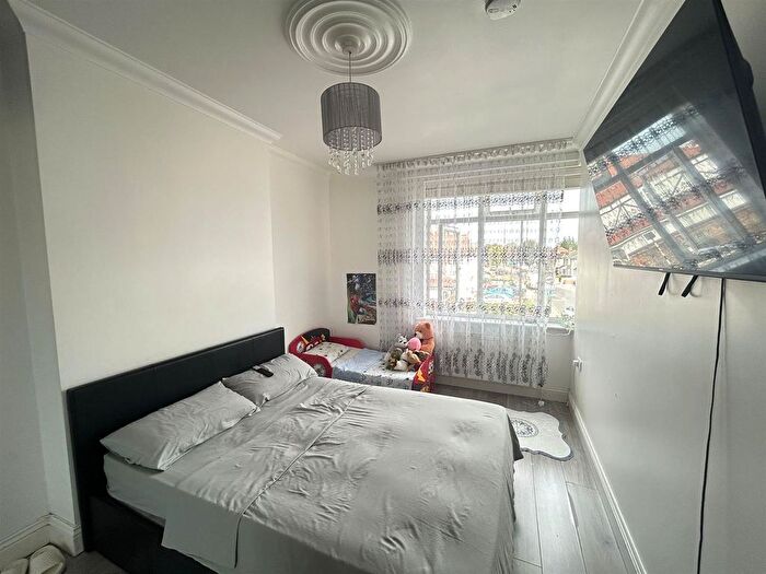 2 Bedroom Flat To Rent In Green Lanes, London, N13