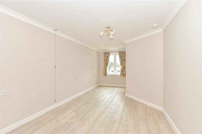 1 Bedroom Flat For Sale In Grange Road, Uckfield, East Sussex, TN22