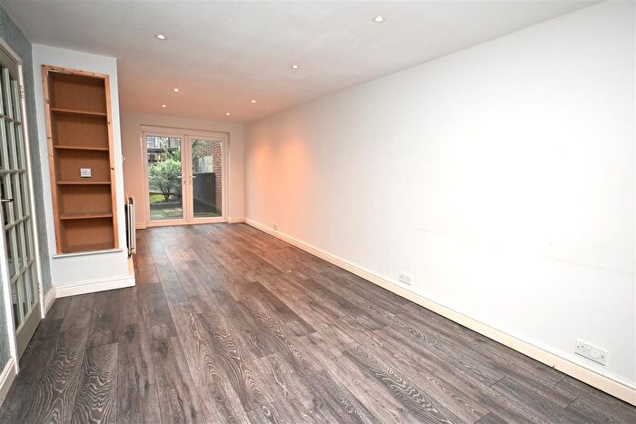 3 Bedroom Terraced House For Sale In Britten Road, Basingstoke, RG22