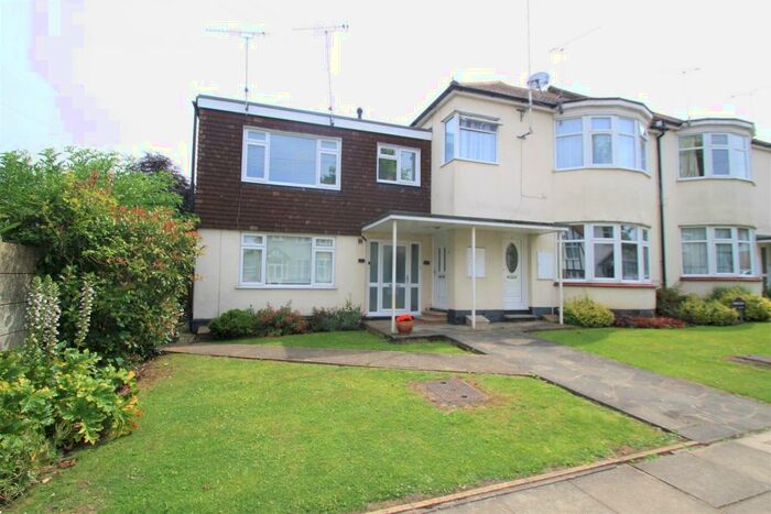 2 Bedroom Flat To Rent In Kingswood Chase, Leigh-On-Sea, SS9