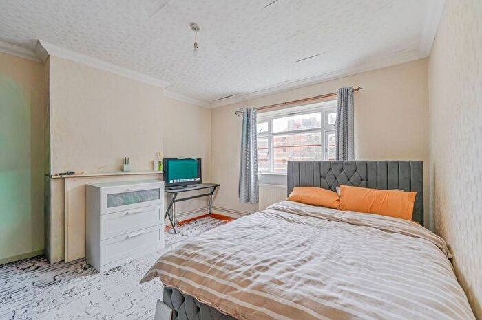 2 Bedroom Flat For Sale In Poynders Gardens, Clapham, London, SW4