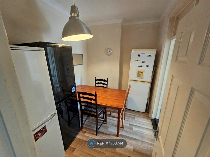 5 Bedroom Flat To Rent In Albert Square, London, E15