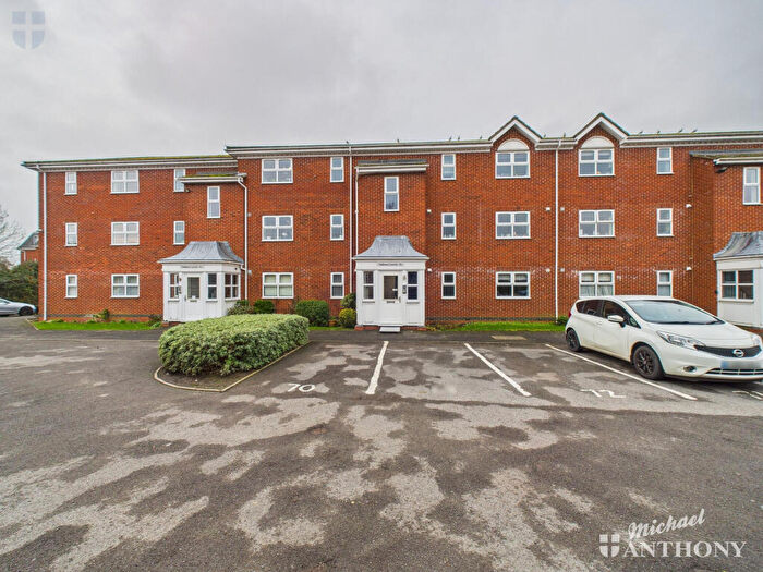 2 Bedroom Flat For Sale In Guillemot Way, Aylesbury, HP19