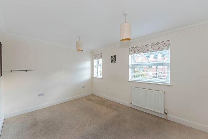3 Bedroom End Of Terrace House For Sale In Jubilee Gardens, Tring, HP23