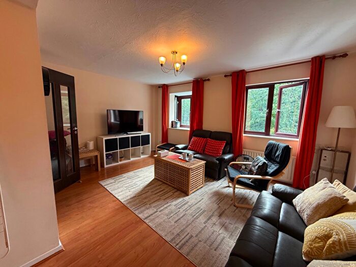3 Bedroom Flat To Rent In Wyke Close, Isleworth, TW7