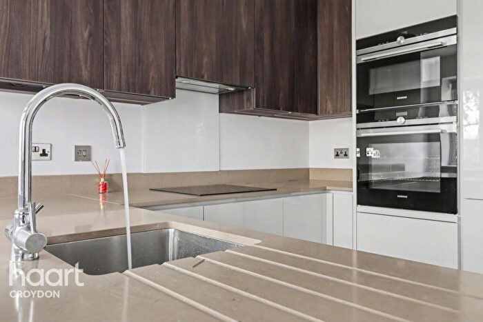 2 Bedroom Flat For Sale In Limpsfield Road, Warlingham, CR6