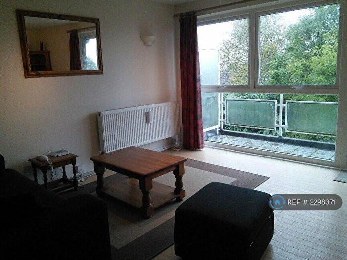 2 Bedroom Flat To Rent In Royal Avenue, Worcester Park, KT4