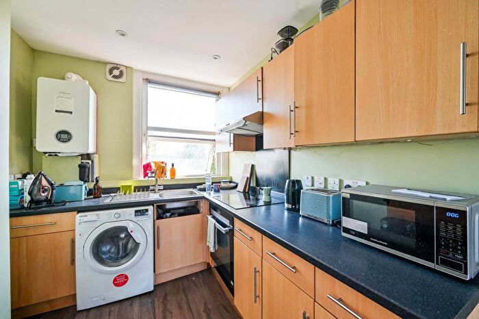 2 Bedroom Flat To Rent In Endwell Road, Brockley, London, SE4