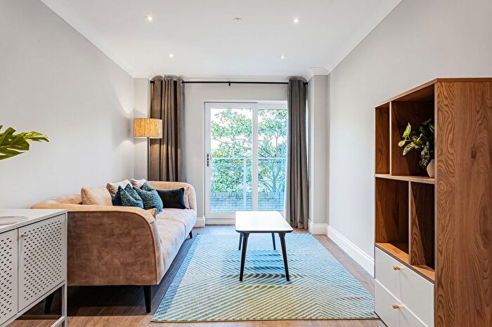 2 Bedroom Flat For Sale In Goldhawk Road, Shepherds Bush Green, W12