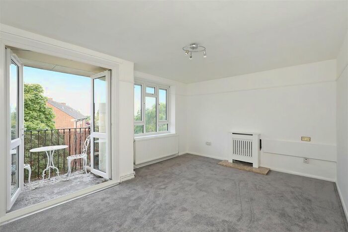 3 Bedroom Flat To Rent In Whitnell Way, London, SW15