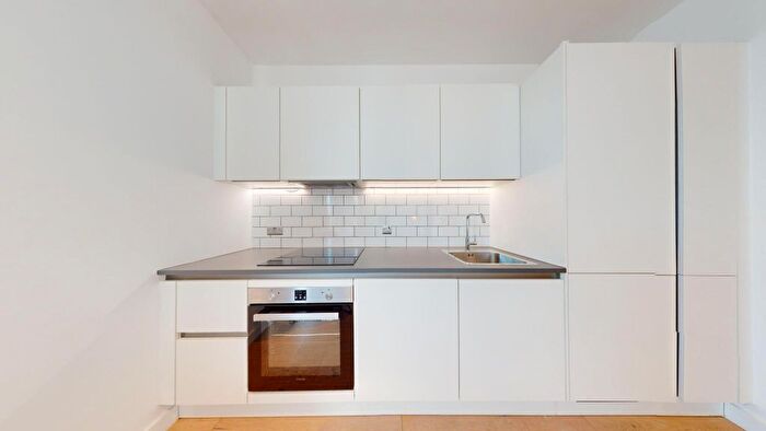 1 Bedroom Flat To Rent In Great West Road, Hounslow, TW5