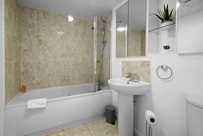 4 Bedroom Semi-Detached House To Rent In Kensal Green Drive, Maidenhead, SL6