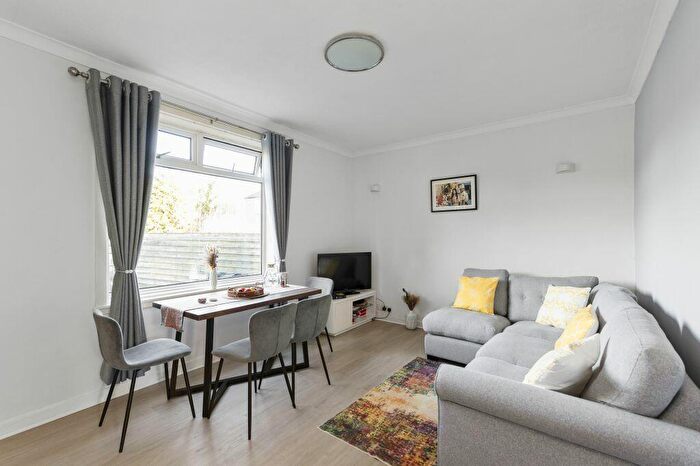 2 Bedroom Flat For Sale In Carrick Knowe Gardens, Carrick Knowe, Edinburgh, EH12