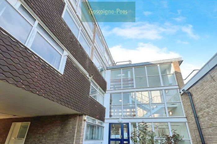 2 Bedroom Flat To Rent In Hill View Court, Woking, GU22