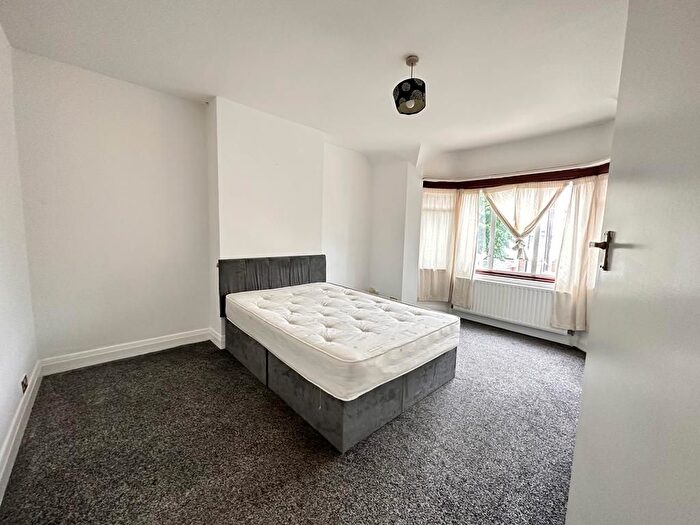 6 Bedroom Semi-detached House To Rent In Hounslow, TW5