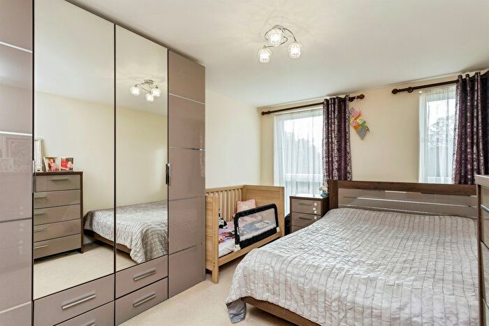 2 Bedroom Flat For Sale In Commonwealth Drive, Crawley, RH10