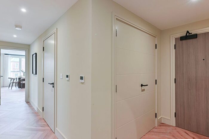 3 Bedroom Flat For Sale In London Square Wandsworth Common, Wandsworth, SW17