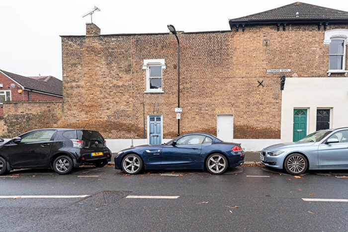 1 Bedroom Flat To Rent In Barclay Road, Bushwood Area, E11