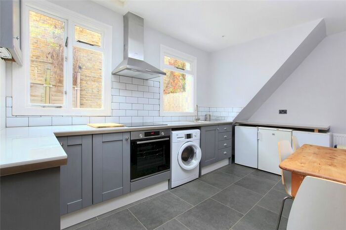 3 Bedroom Flat To Rent In Tooting Bec Road, Wandsworth Common, SW17