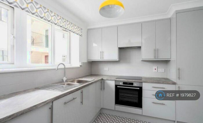 2 Bedroom Flat To Rent In Church Court, Dorking, RH4