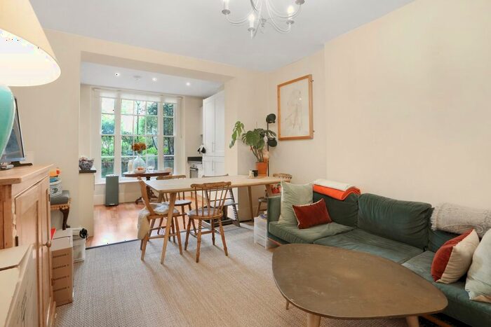 2 Bedroom Flat To Rent In Royal Crescent, London, W11