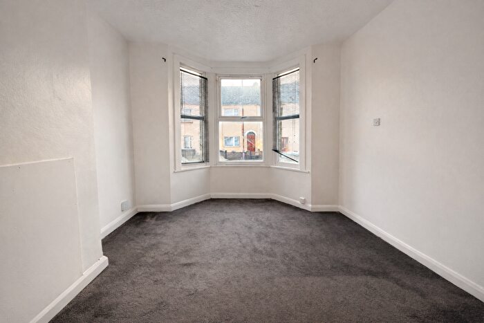 1 Bedroom Flat To Rent In Luton Road, Chatham, ME4