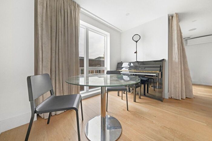 2 Bedroom Flat To Rent In Lamb Walk, Borough, SE1