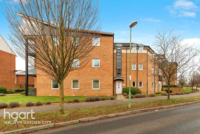 2 Bedroom Flat For Sale In Berwick Place, Welwyn Garden City, AL7