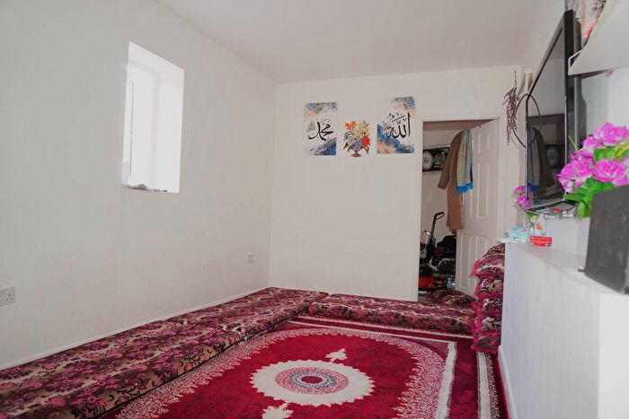 4 Bedroom Semi-detached House For Sale In Windmill Lane, Greenford, UB6