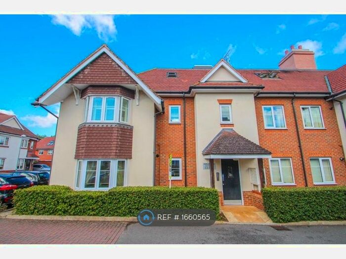 2 Bedroom Flat To Rent In Esher, Hinchley Wood, KT10