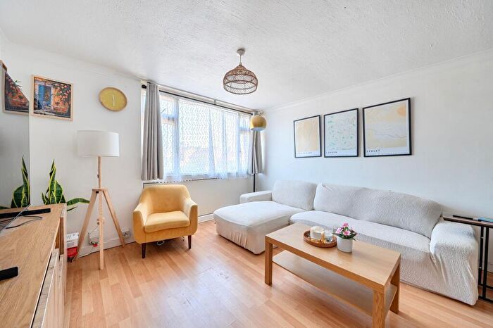 2 Bedroom Flat To Rent In Heathfield Vale, South Croydon, CR2
