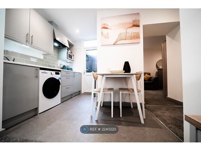 1 Bedroom Flat To Rent In Market Street, Kingswinford, DY6