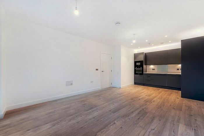 2 Bedroom Flat To Rent In Clivemont Road, Maidenhead, SL6