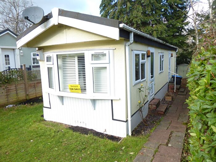 1 Bedroom Mobile/park Home For Sale In Fangrove Park, Lyne Lane, Chertsey, KT16