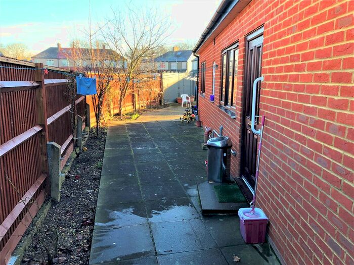 2 Bedroom Flat To Rent In Botwell Lane, Hayes, Greater London UB3