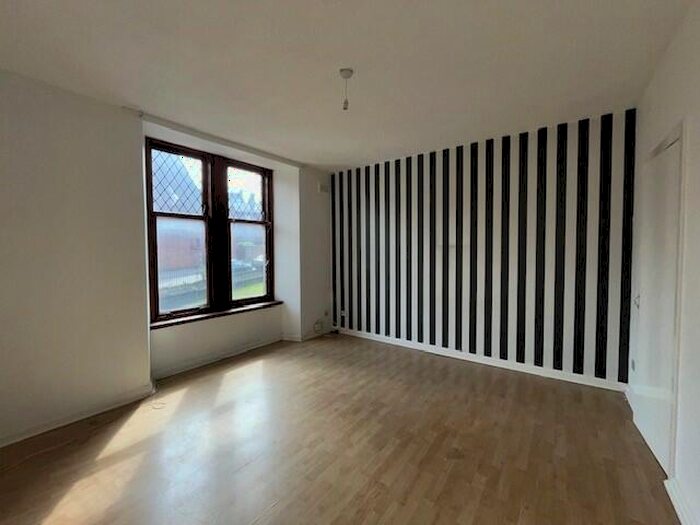 3 Bedroom Flat To Rent In Inverkip Street, Greenock, PA15