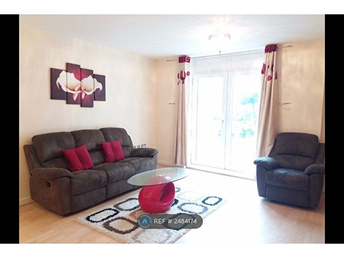 2 Bedroom Flat To Rent In Kenavon Drive, Reading, RG1