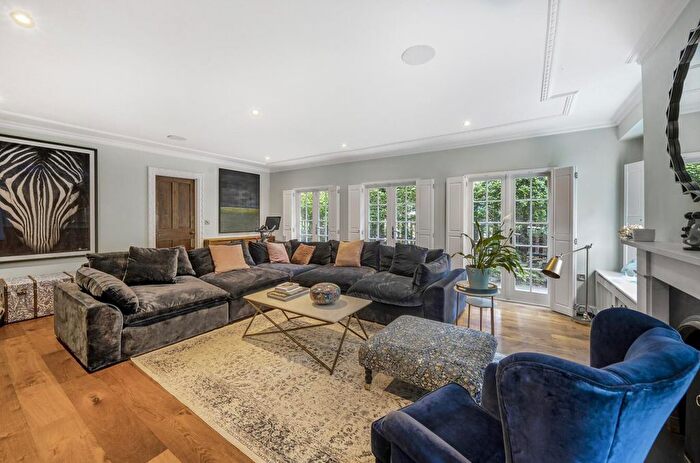 3 Bedroom Detached House For Sale In Woodside Grange Road, Woodside Park, N12